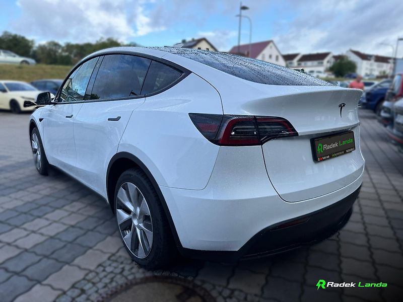 Tesla Model Y (2023) RWD, 255 kW, LFP - fotka 2 z 12