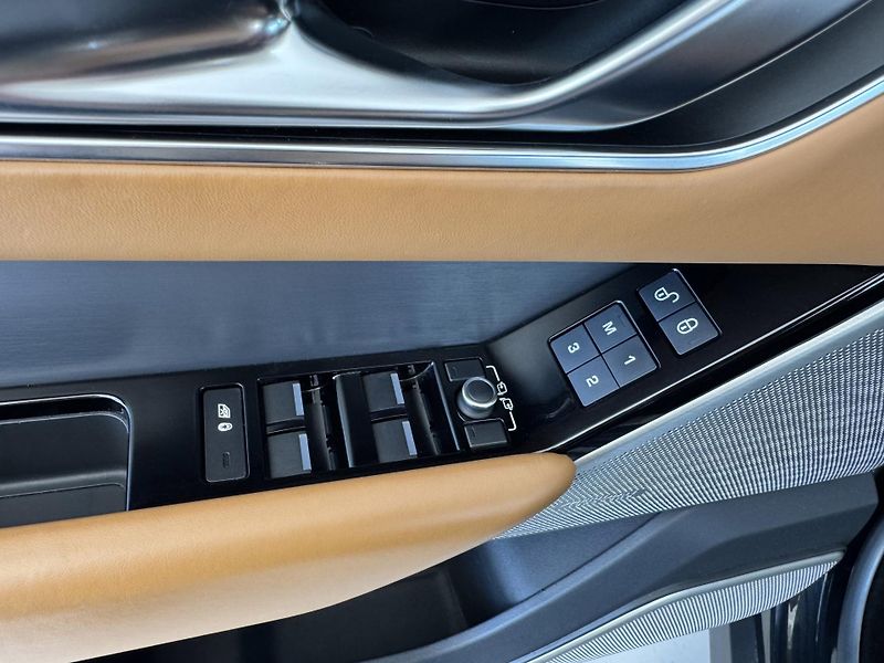 Land Rover Range Rover Velar D300 HSE R-Dynamic*HUD*Vzduch - fotka 35 z 45
