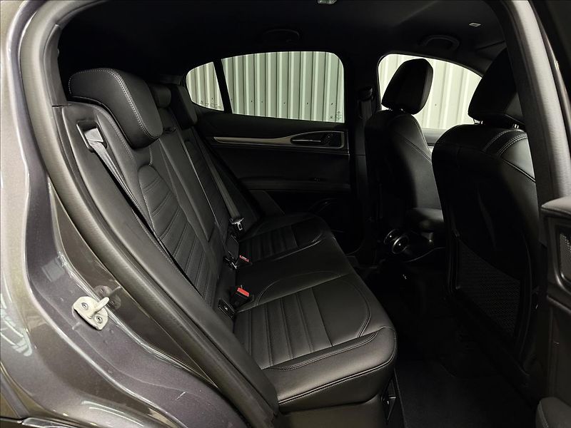 Alfa Romeo Stelvio VELOCE 154kW Q4 H&K LED R21 - fotka 36 z 41