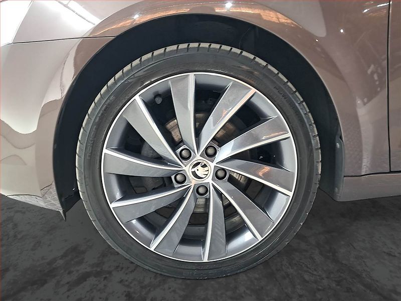 Škoda Octavia (2014) Elegance 1.4 TSI, Kůže - fotka 15 z 20