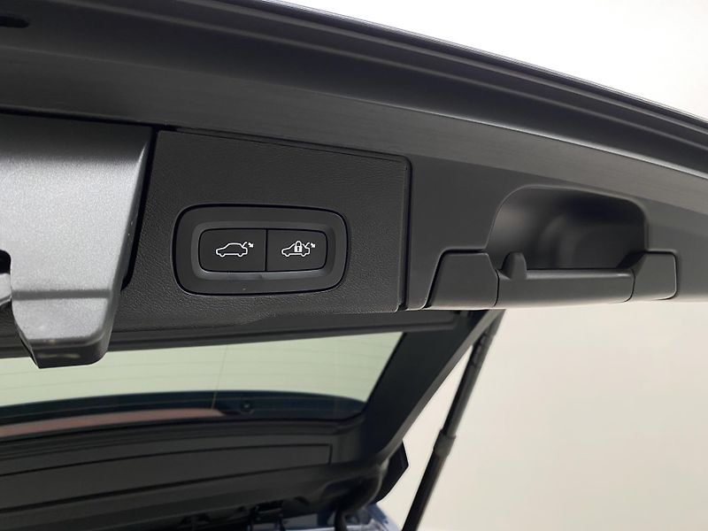 Volvo XC60 B4 AWD BRIGHT PLUS AUT CZ - fotka 32 z 60