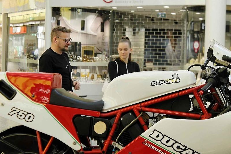 Výstava motocyklů Ducati je k vidění v obchodním centru Olympia Brno v Modřicích. Návštěvníci centra si mohou prohlédnout celkem šestatřicet exponátů, od nejstaršího z roku 1949 po nejnovější.
