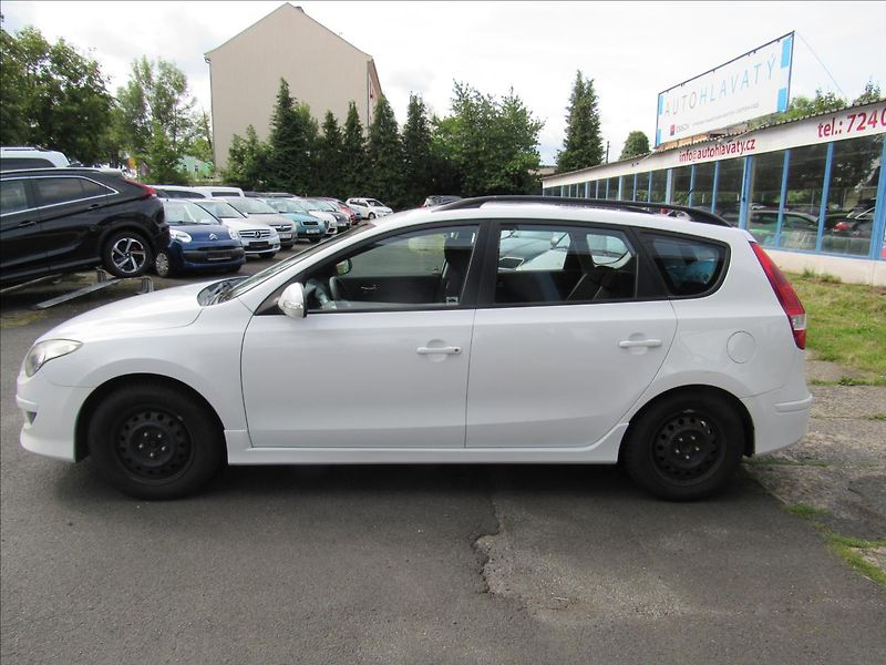 Hyundai i30 1,4 i 80kW Combi - fotka 7 z 27