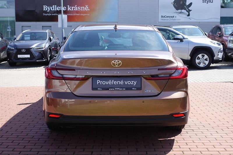 Toyota Camry 2,5 HEV Executive - fotka 5 z 35
