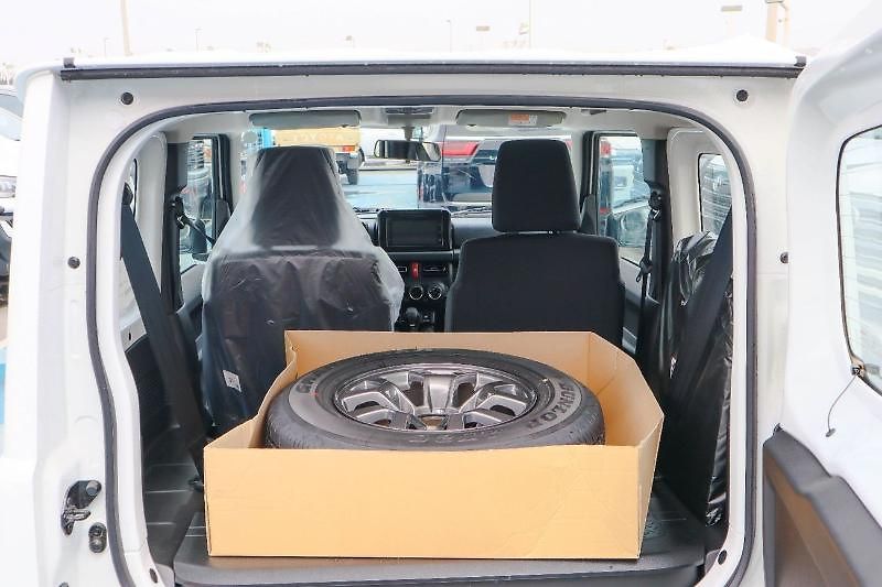 Suzuki Jimny (2025) Ve verzi Full Option - fotka 25 z 28