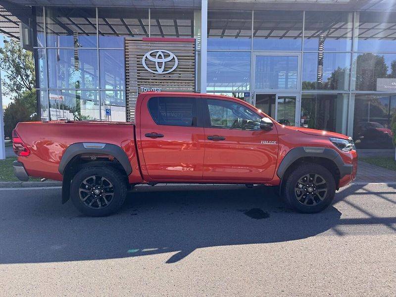 Toyota Hilux 2.8 Invincible 4x4 - fotka 2 z 13