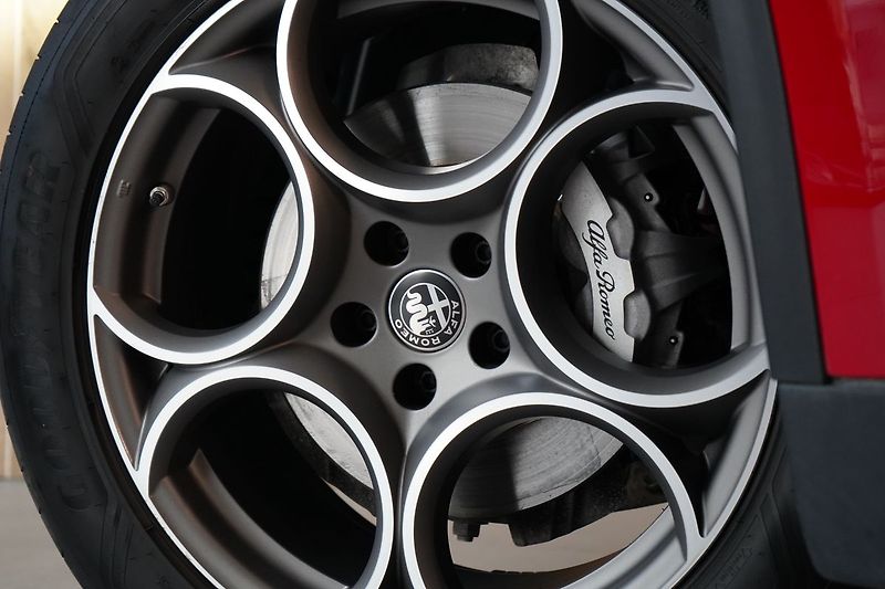 Alfa Romeo Stelvio 2.2 Diesel Q4 154kW (210k) - fotka 13 z 44