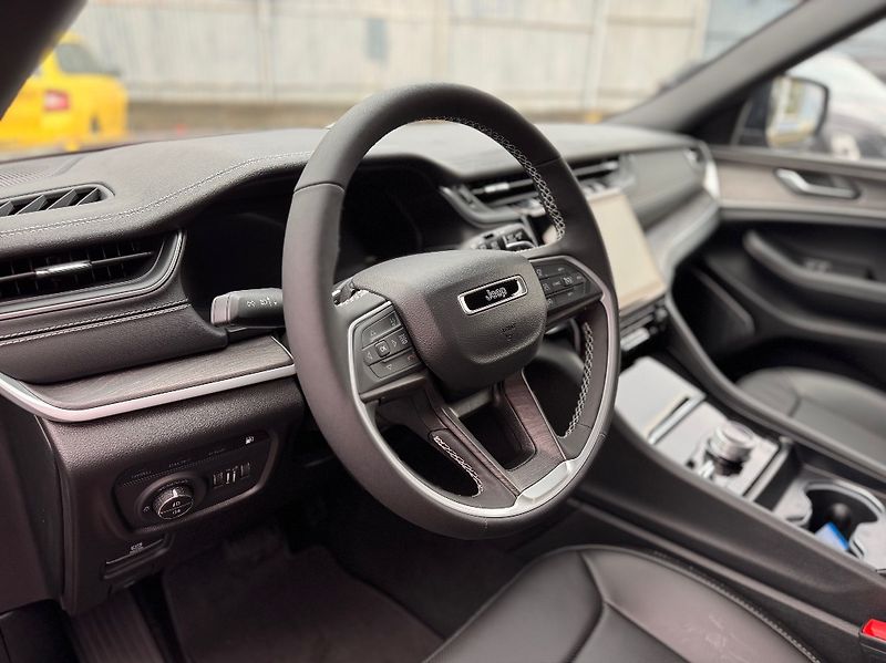 Jeep Grand Cherokee (2025) Limited 4xe (380k) 8AT - fotka 17 z 51