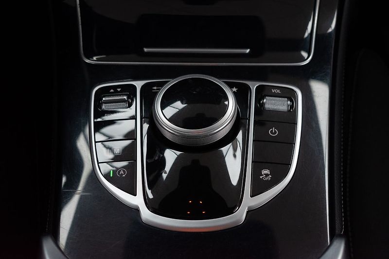 Mercedes-Benz GLC 250d 4MATIC*ACC*TAŽNÉ*DPH - fotka 29 z 44