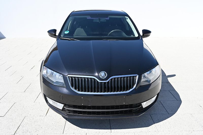 Škoda Octavia 1.6TDI 77KW Ambition rezervace - fotka 2 z 49