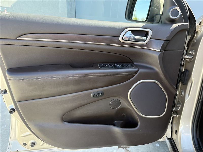 Jeep Grand Cherokee 3,0 CRD 184KW SUMMIT ČR.1.MAJ. - fotka 17 z 38