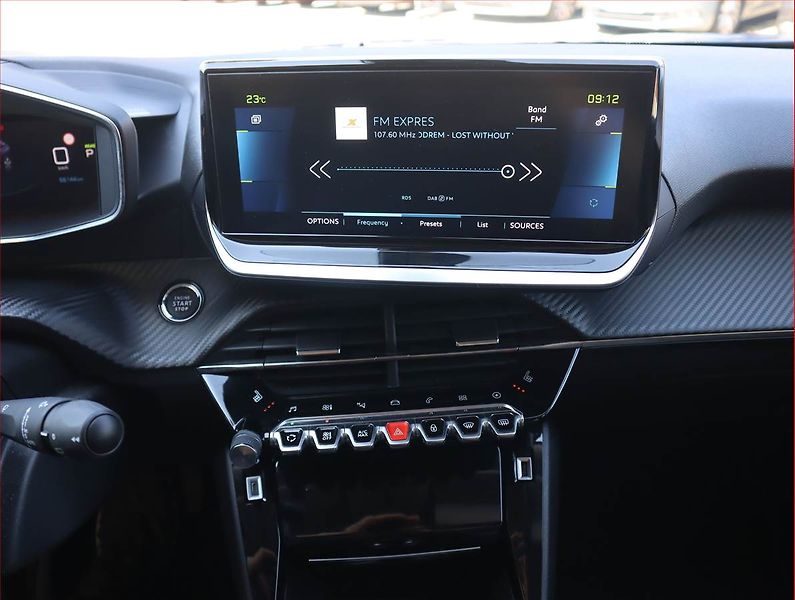 Peugeot 2008 (2021) Allure 50 kWh, SoH 91% - fotka 12 z 25