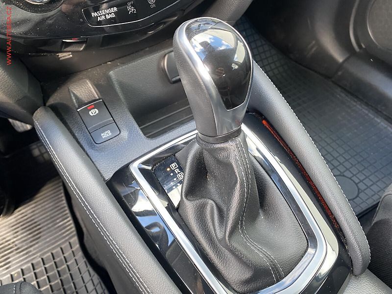 Nissan Qashqai (2021) 1.3 DiG-T, ČR, N-Connecta - fotka 16 z 19