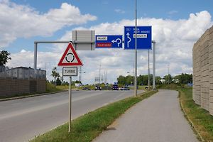 Turbookružní křižovatka u Nových Hodějovic v Českých Budějovicích.Na turbokruháči rozhoduje správná volba pruhu ještě před vjezdem. Na snímku křižovatka u Nových Hodějovic v Českých Budějovicích.