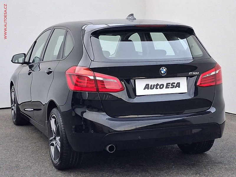 BMW Řada 2 (2017) 1.5T 218 i, Advantage, park - fotka 6 z 17