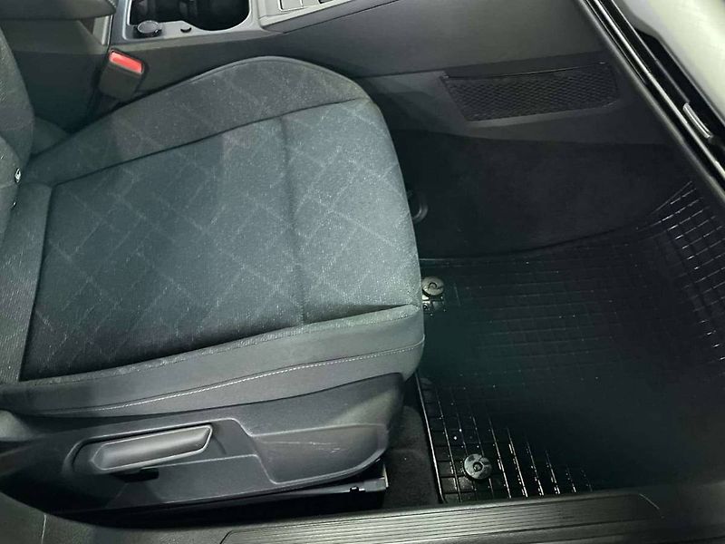 Volkswagen Golf (2023) 1.5 TSI Life - fotka 14 z 20