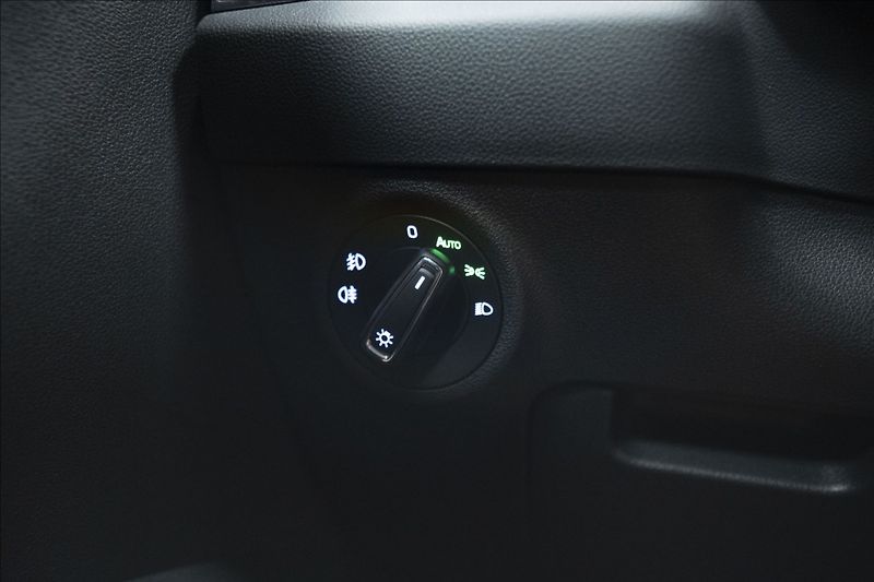 Škoda Karoq 2,0 TDI DSG 4x4 NAVI KAMERA ČR - fotka 22 z 40