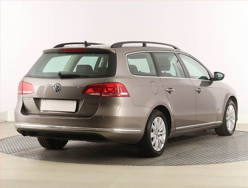 Volkswagen Passat (2011) 1.6 TDI, Navi, Tempomat - fotka 5 z 22