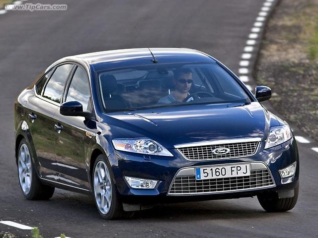 Nové mondeo se nestartuje klíčkem, ale stiskem tlačítka. Auto varuje před překážkou a má řadu dalších vymožeností pro pohodlí řidiče.