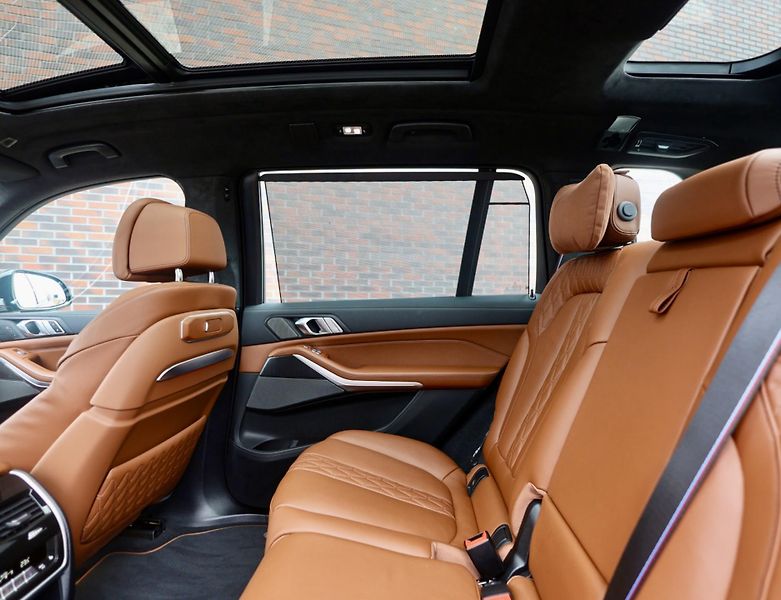 BMW X7 (2023) ALPINA XB7 4.4 V8 Skylounge - fotka 32 z 52