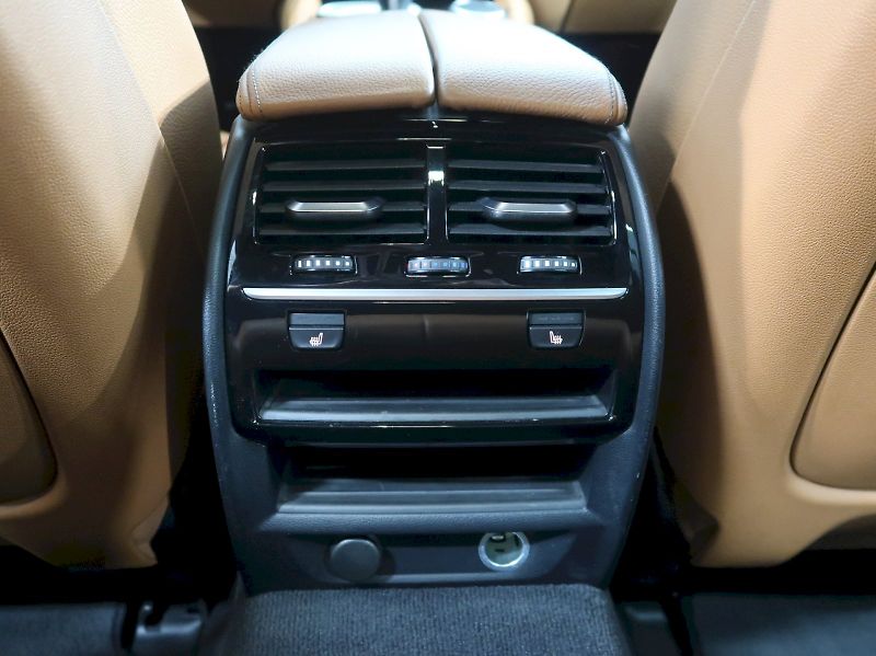 BMW Řada 5 (2018) LUXURY LINE 540d xDRIVE TAŽNÉ - fotka 33 z 38