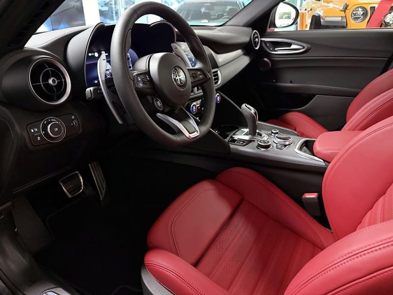 Alfa Romeo Giulia (2026) 2.0T 280k AT8 ZF Q4 4x4 Veloce - fotka 6 z 22