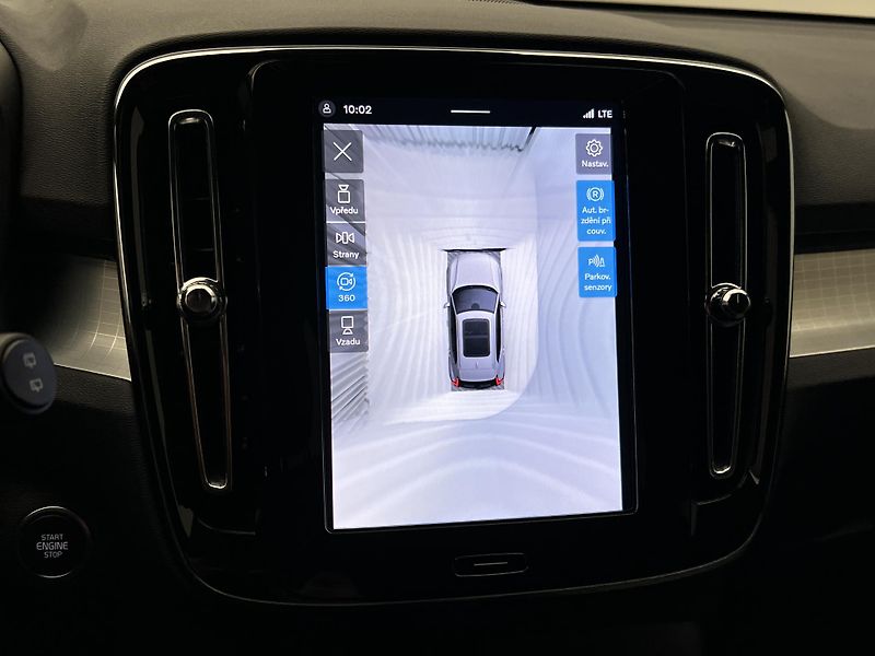 Volvo XC40 B3 DARK PLUS AUT CZ 1. maj. - fotka 28 z 41