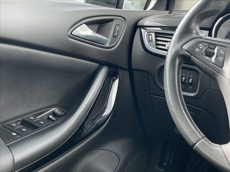 Opel Astra 1,2 Turbo Tourer Elegance ST - fotka 13 z 19