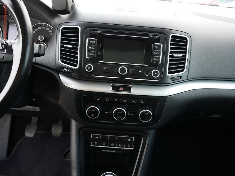 Volkswagen Sharan (2014) 2.0 TDI, panorama, autoAC - fotka 11 z 21