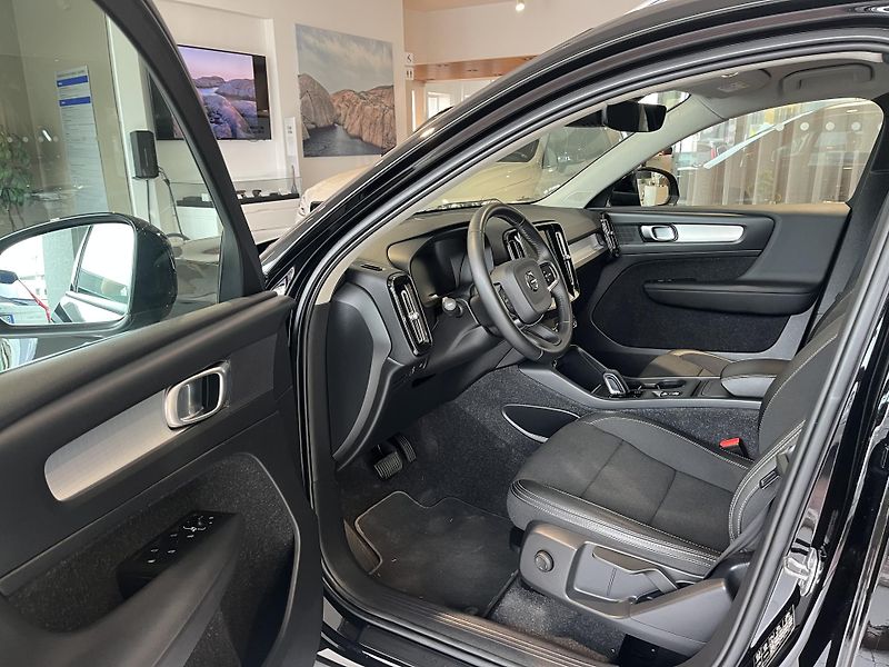 Volvo XC40 (2024) D3 AWD MOMENTUM - fotka 8 z 15