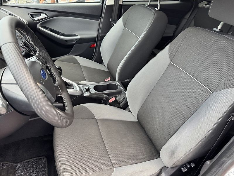 Ford Focus (2011) 1.6i Ti-VCT Klima Winter Paket - fotka 26 z 46