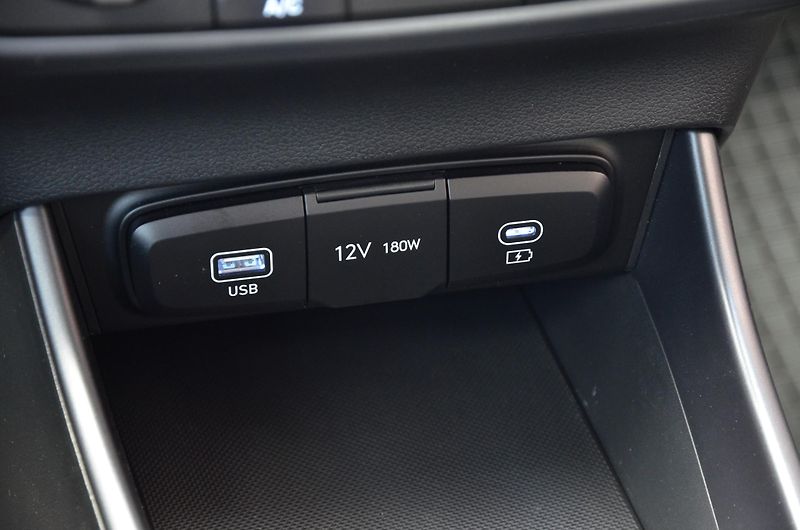 Hyundai i20 (2024) 1.2i 62kW / ČR / 8.000km - fotka 29 z 37