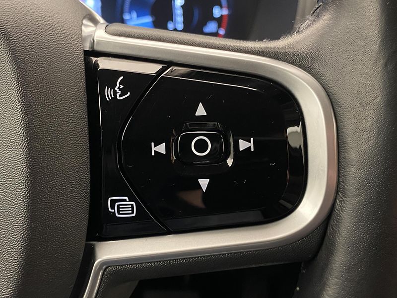 Volvo XC90 D5 AWD MOMENTUM AUT REZERVACE - fotka 20 z 46