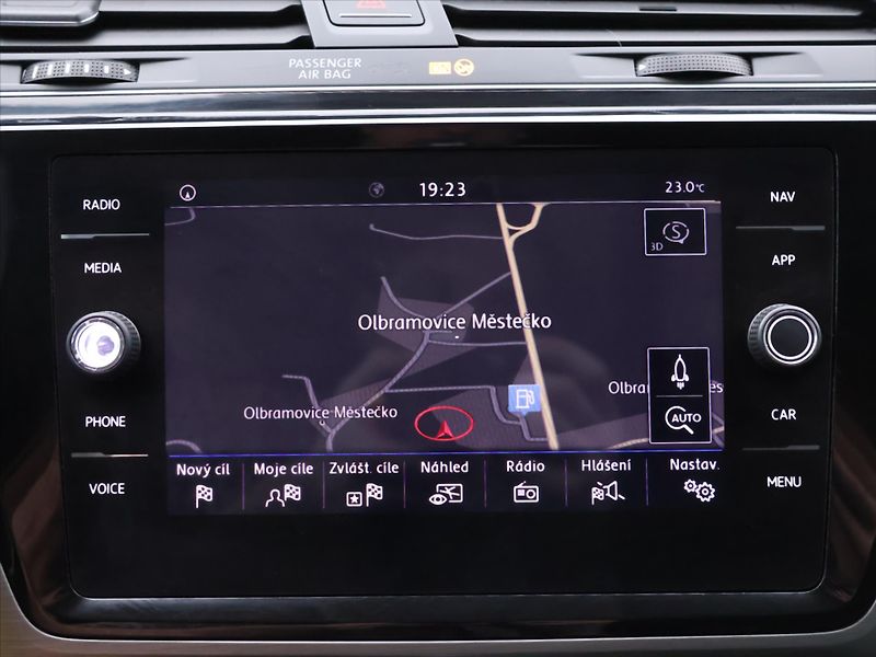 Volkswagen Touran 2,0 TDI 110kW DSG LED 1.Maj. - fotka 22 z 35