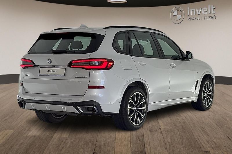BMW X5 xDrive30d - fotka 3 z 30
