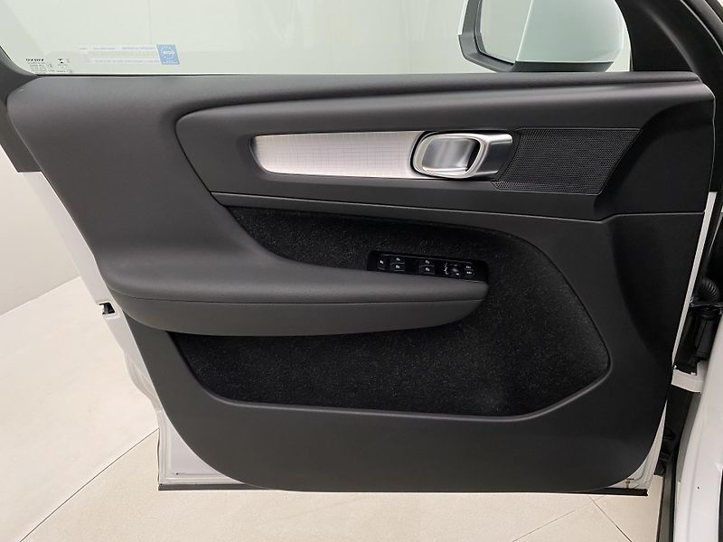 Volvo XC40 T3 MOMENTUM AUT REZERVACE - fotka 7 z 43