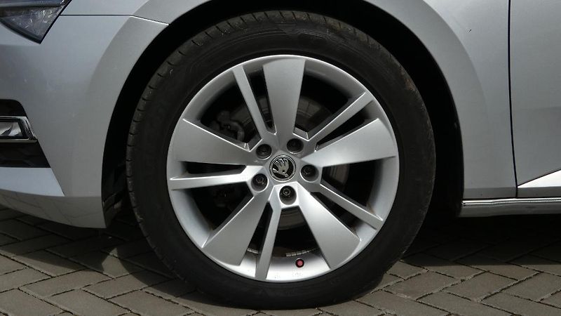 Škoda Superb Combi 2,0 TDI DSG Style - fotka 23 z 24