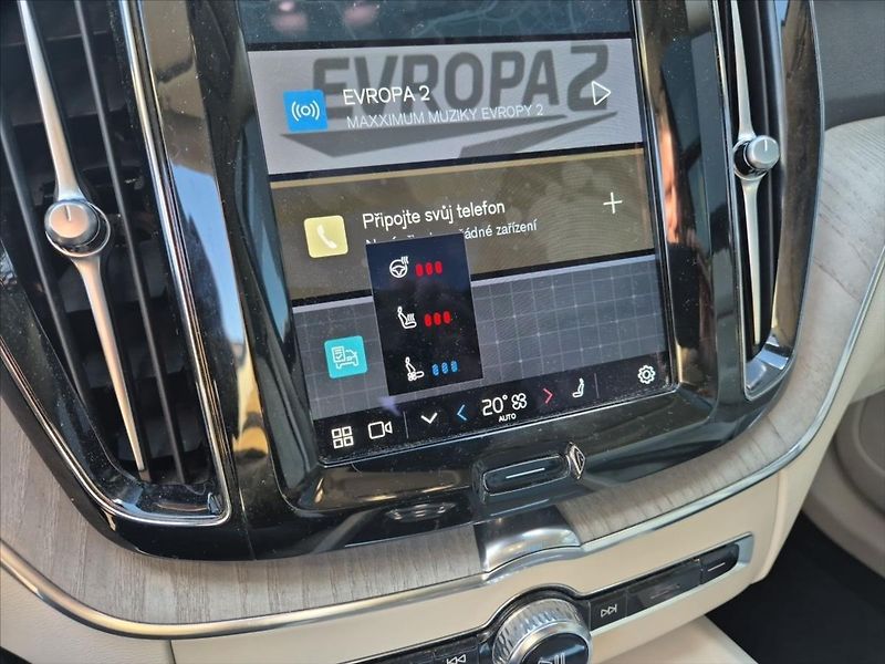 Volvo XC60 2,0 T6 AWD RECHARGE PANORAMA - fotka 14 z 17