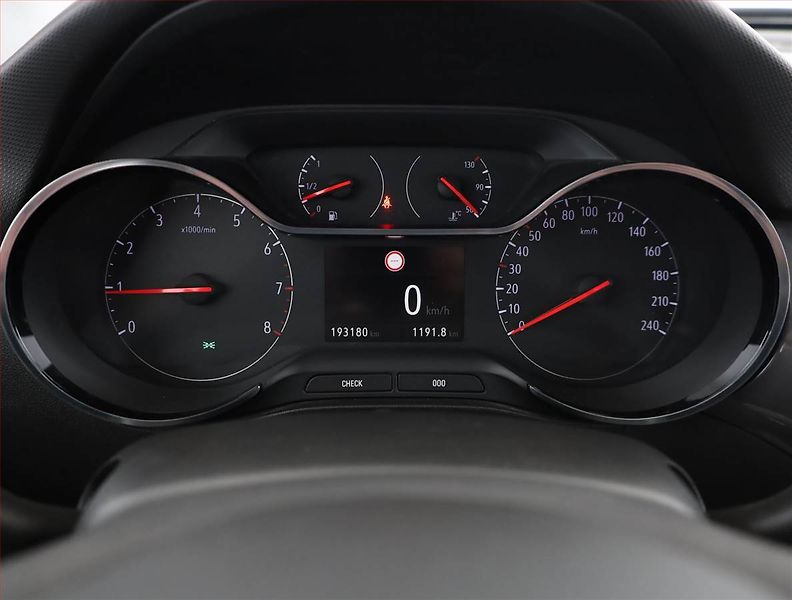 Opel Crossland X (2017) 1.2 Turbo, ČR,1.maj - fotka 9 z 14