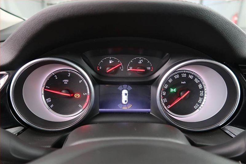 Opel Insignia (2017) 2.0 CDTI, Navi, Tempomat - fotka 11 z 21