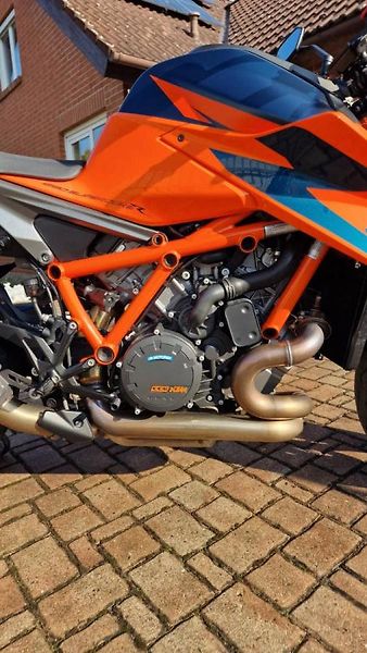KTM 1290 Super Duke R (2021) ORANGE 2021 - fotka 2 z 4