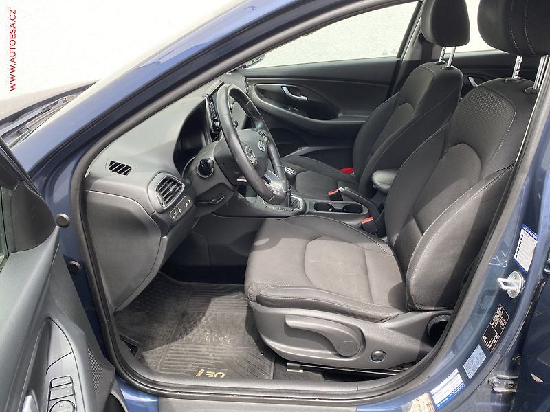 Hyundai i30 (2017) 1.6 CRDi, 2.maj,ČR, AC, navi - fotka 9 z 17