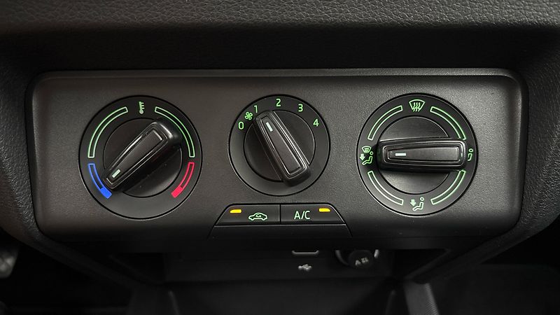 Škoda Fabia 1.0 TSI Ambition Combi - fotka 13 z 24