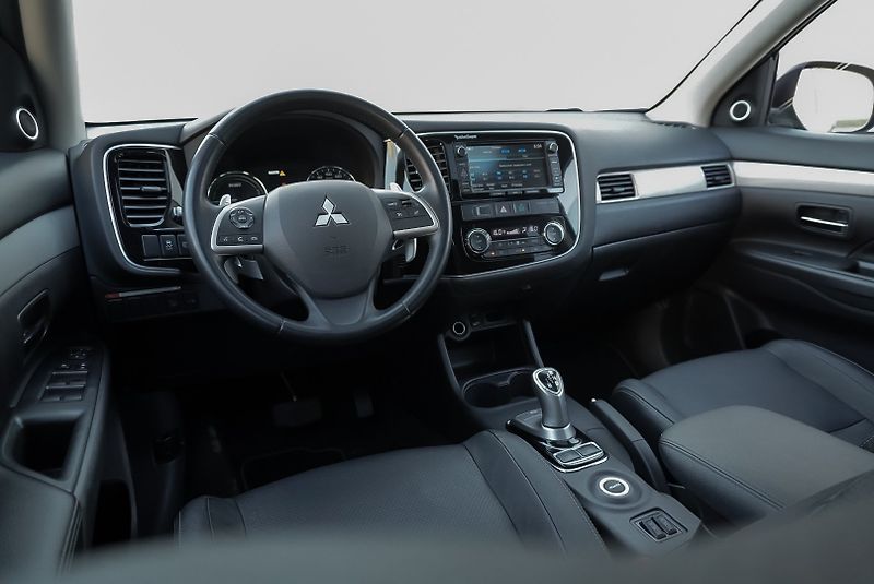 Mitsubishi Outlander 2.0 PHEV 4x4 - fotka 22 z 34