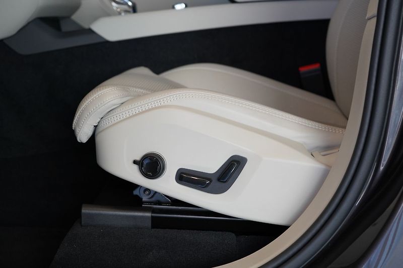 Volvo XC90 B5 PLUS Bright Vzduch, 360° - fotka 22 z 50