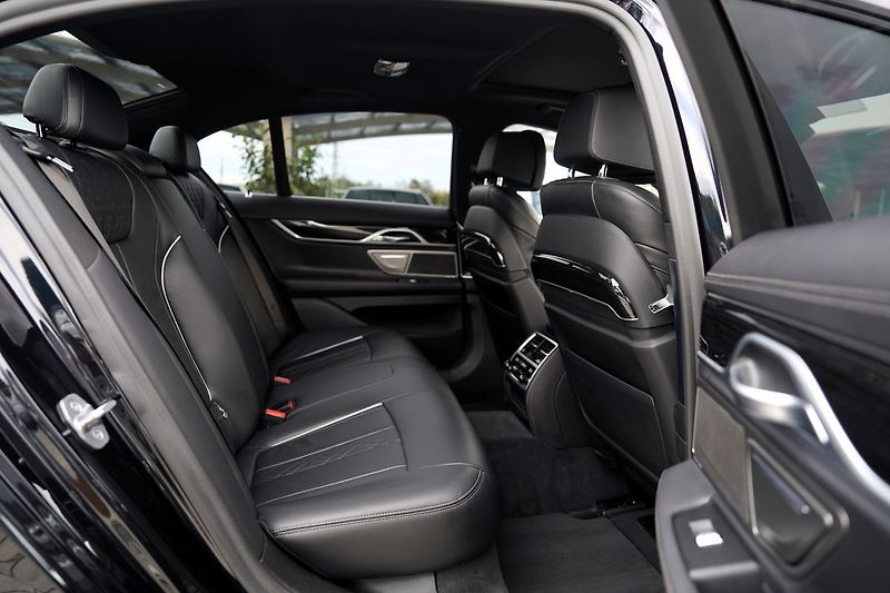 BMW Řada 7 750i xDrive Mpaket/530 PS - fotka 33 z 47