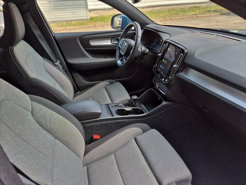 Volvo XC40 2,0 B3 Core - fotka 13 z 16