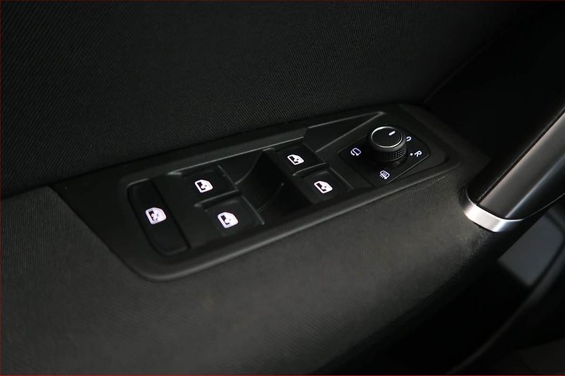 Volkswagen Touran (2023) 2.0 TDI - fotka 17 z 18