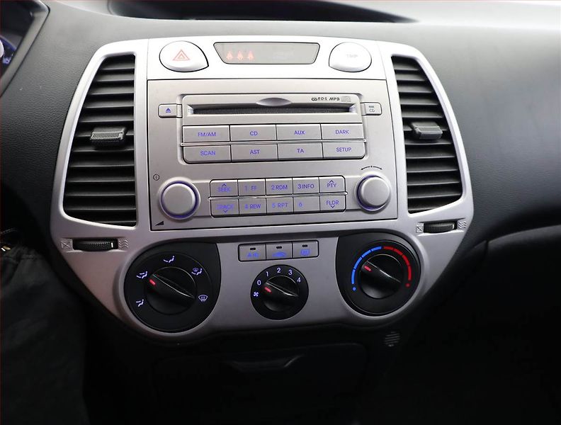 Hyundai i20 (2012) 1.2, po STK, jezdí výborně - fotka 9 z 12