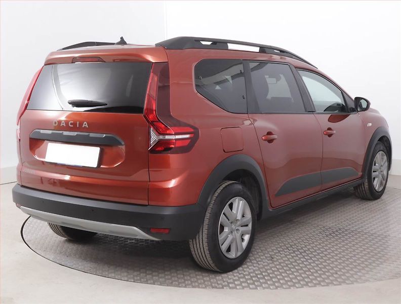 Dacia Jogger (2022) Comfort 1.0 TCe, 7 míst - fotka 5 z 17
